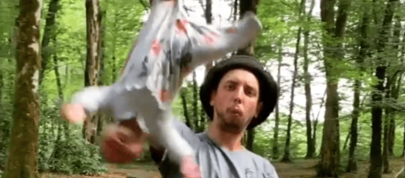 Ρωσία: Πατέρας κουνά βρέφος που κρατά ανάποδα από τα πόδια σαν να είναι κούκλα (βίντεο)